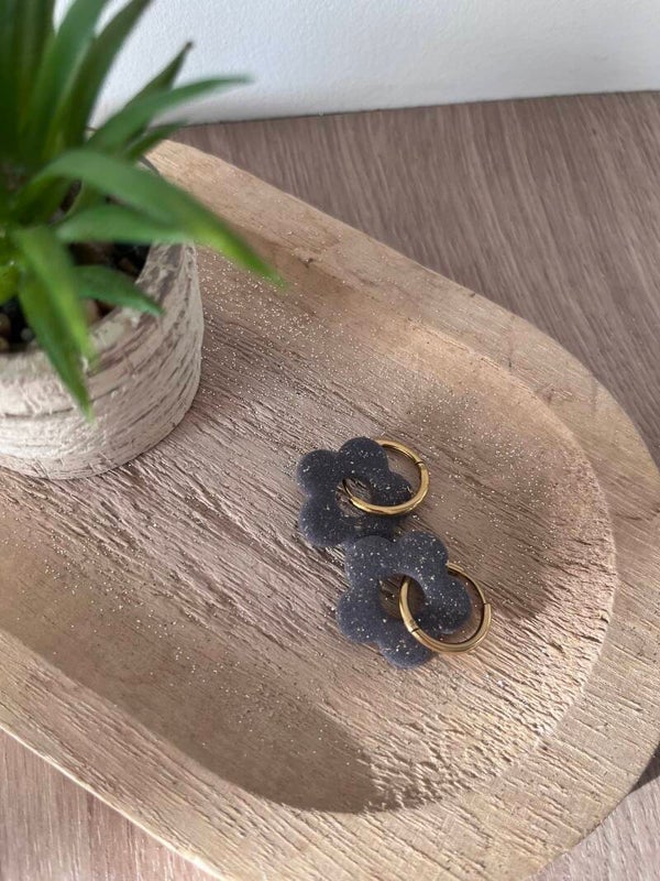 Boucles fleurs grise pailletté