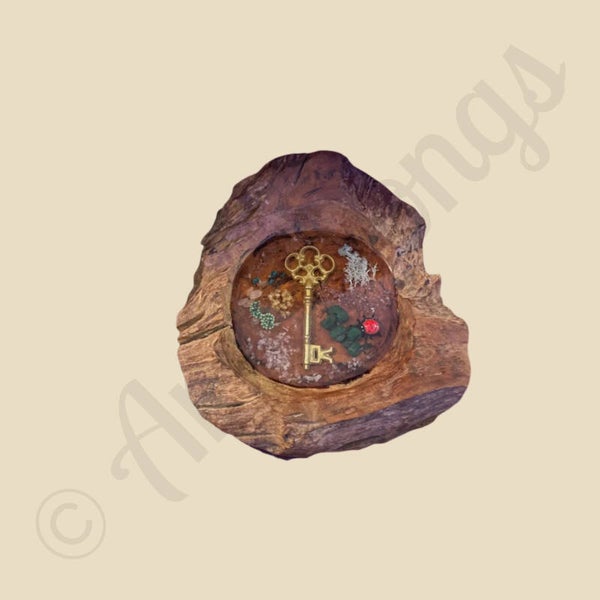 krachtschaal oplaadschaal teak hout met gouden driehoek (bergkristal rozenkwarts en amethist) en de sleutel voor het tot het geluk