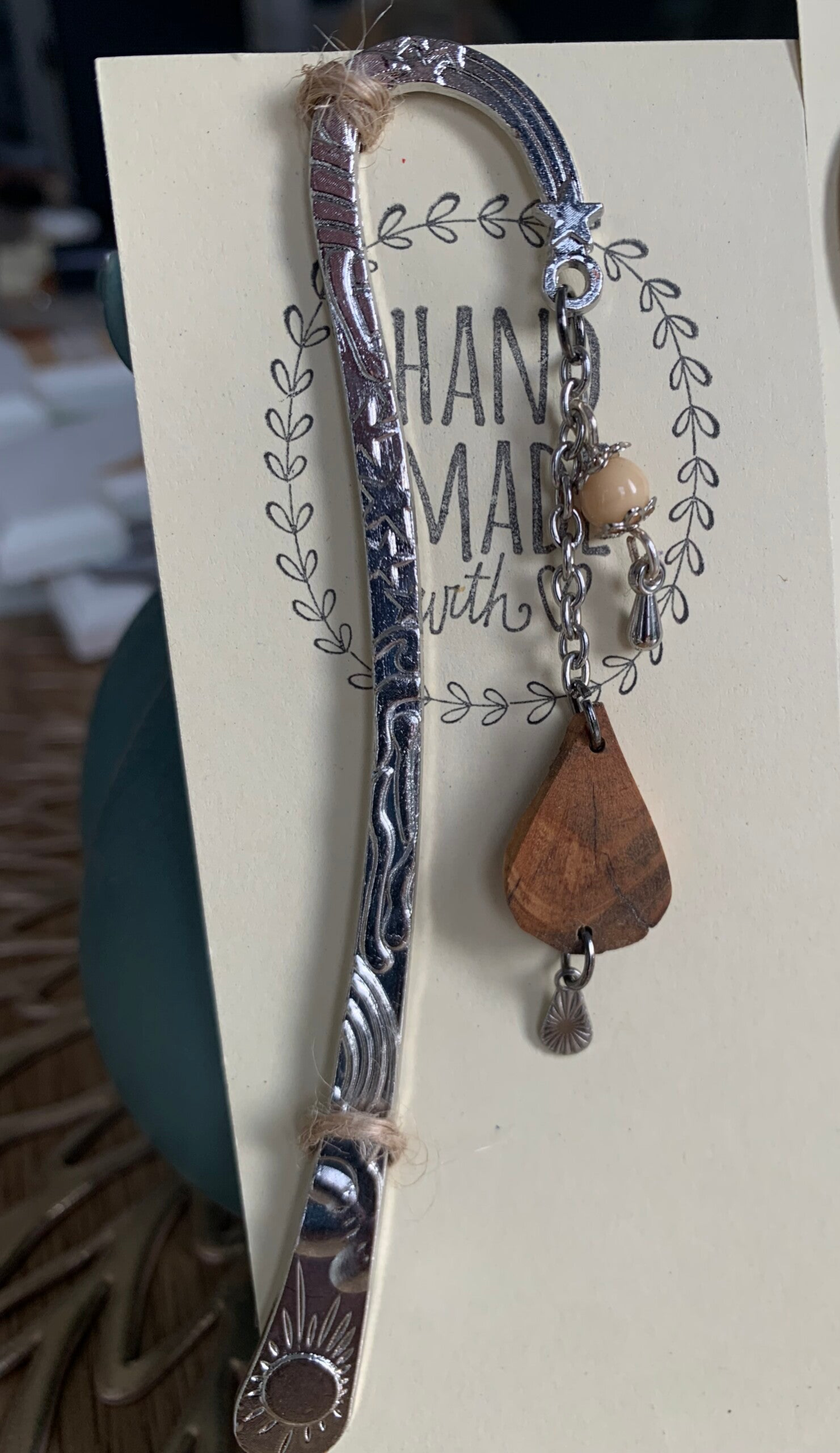 Bijoux de livre avec breloque en bois d'olivier