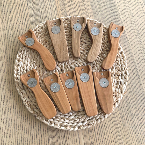 Décapsuleur multi essences de bois et pièce ancienne