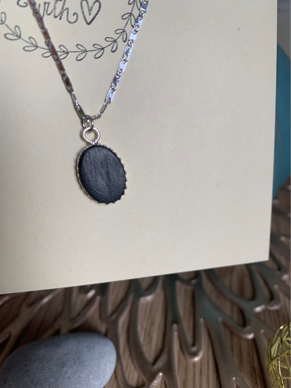 Collier avec pendentif en bois d'ébène