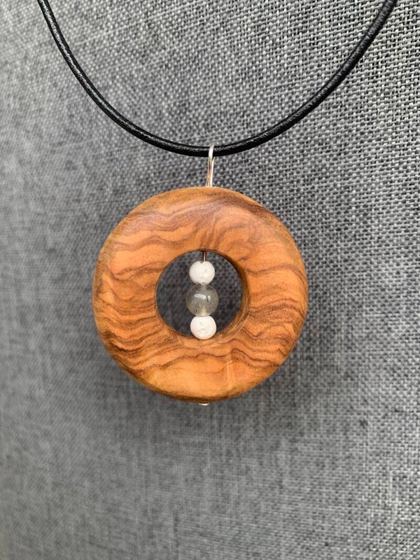 Collier en bois d'olivier cordon cuir