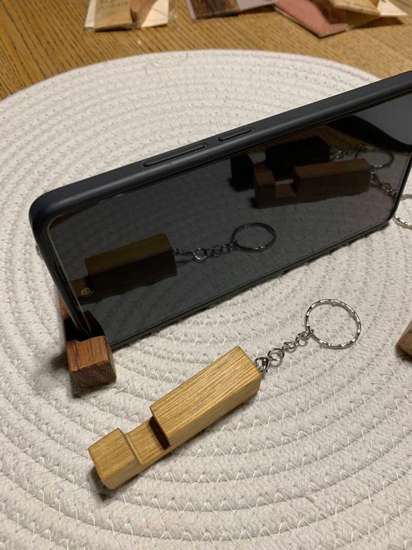 Porte-clef support smartphone en bois recyclé