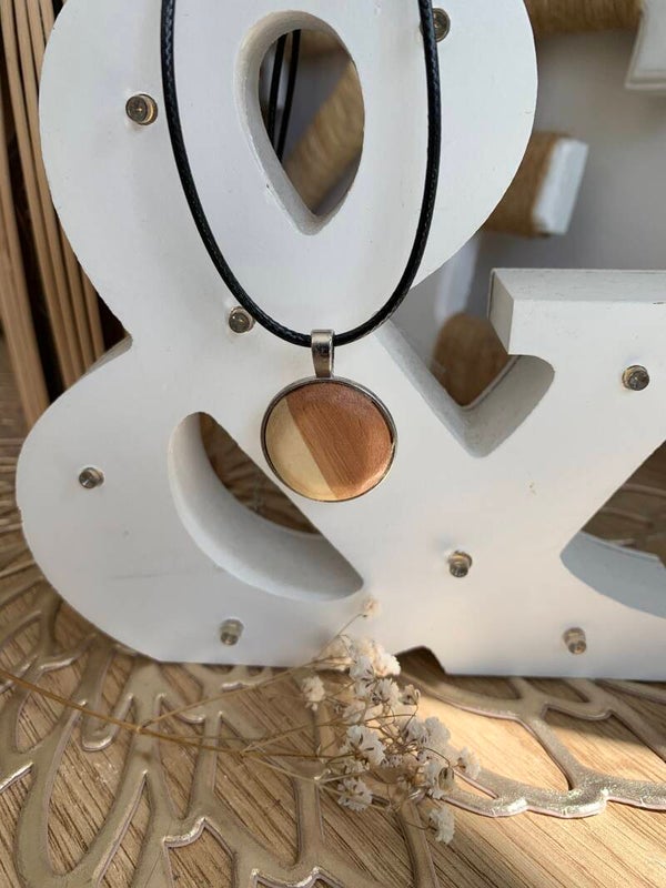 Collier cabochon rond en bois