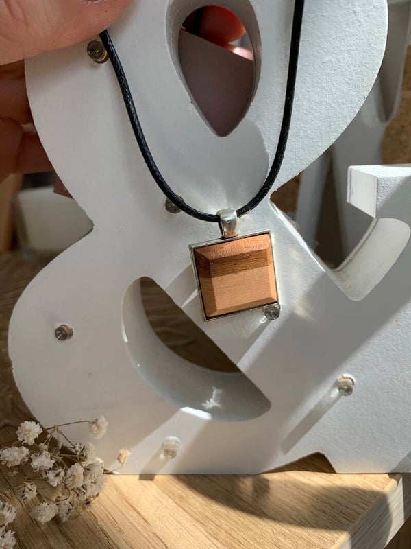 Collier cabochon bois carré