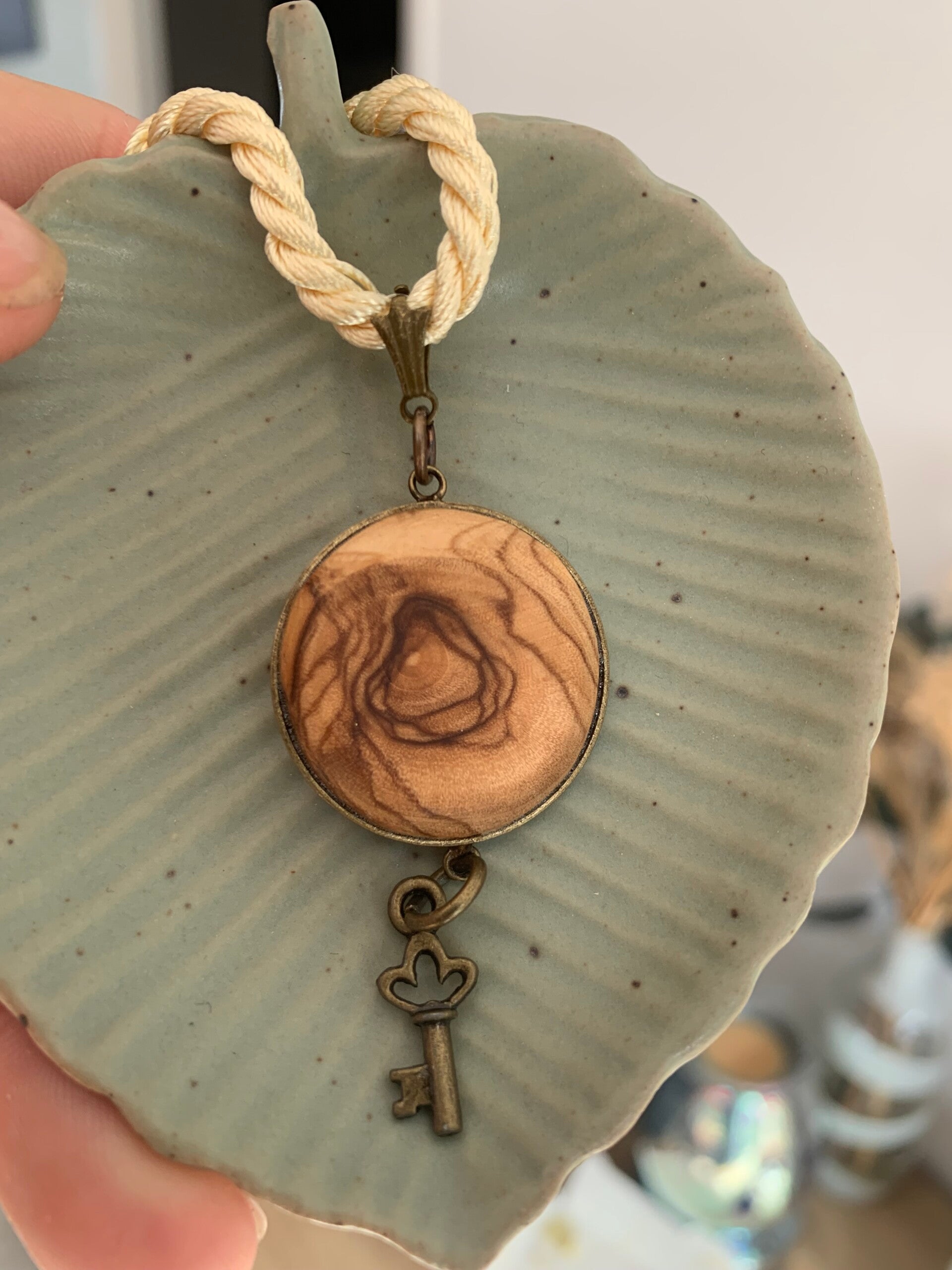 Collier cabochon rond bronze et bois d'olivier