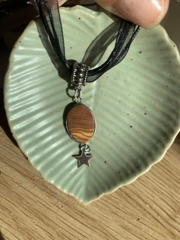 Collier ruban multicolore rang noir bois d'olivier