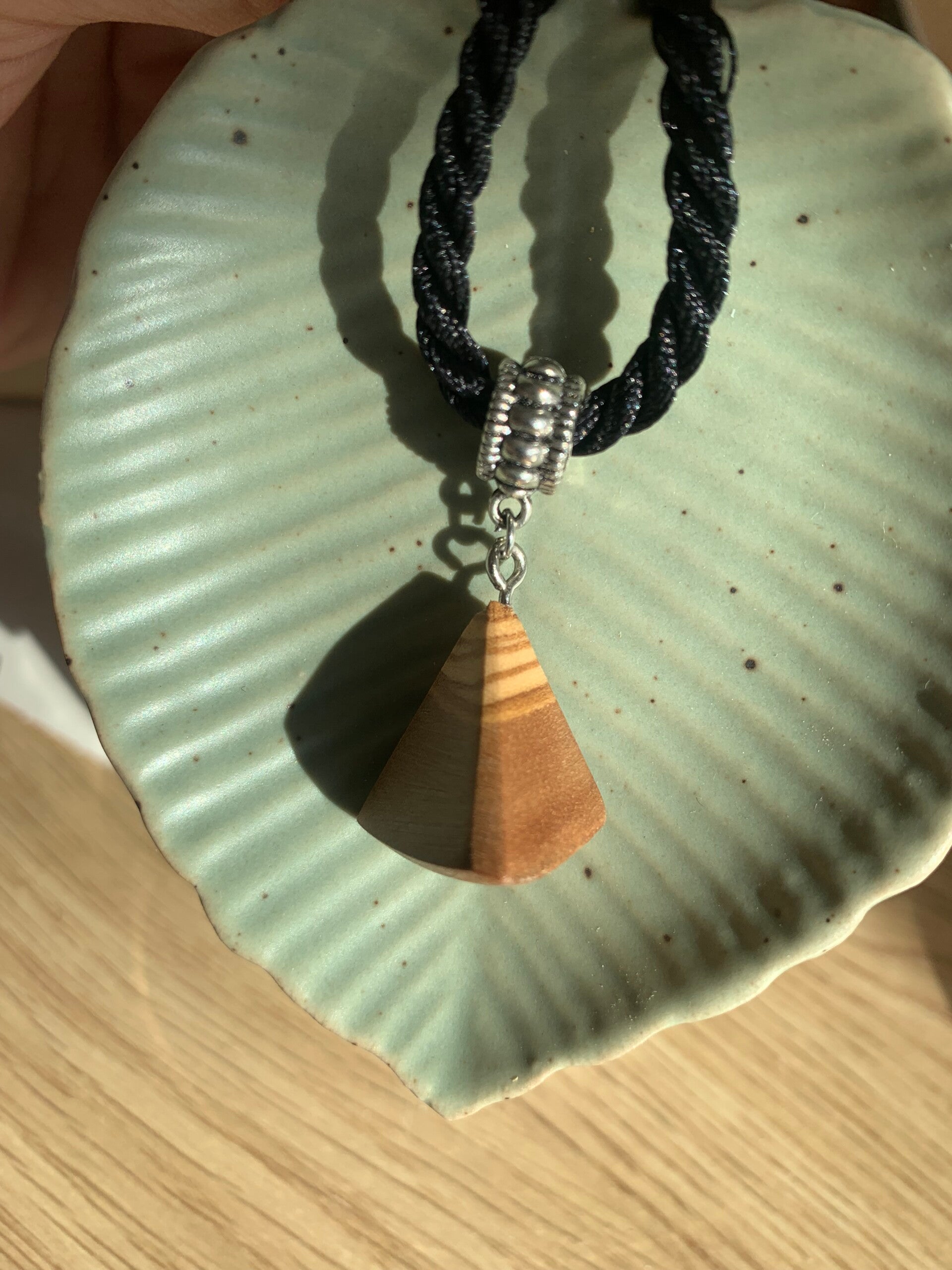 Collier torsadé et bois d'olivier