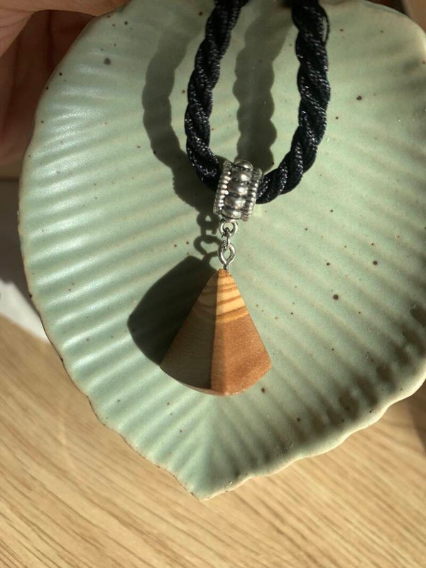 Collier torsadé et bois d'olivier