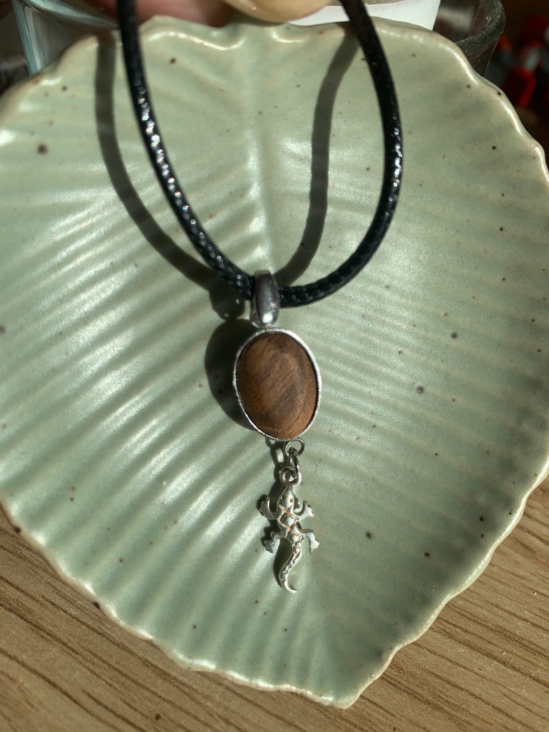 Tour de cou cabochon en bois de noyer et breloque lézard