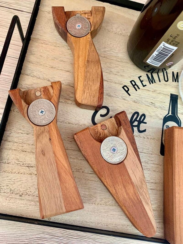 Décapsuleur multi essences de bois et pièce ancienne