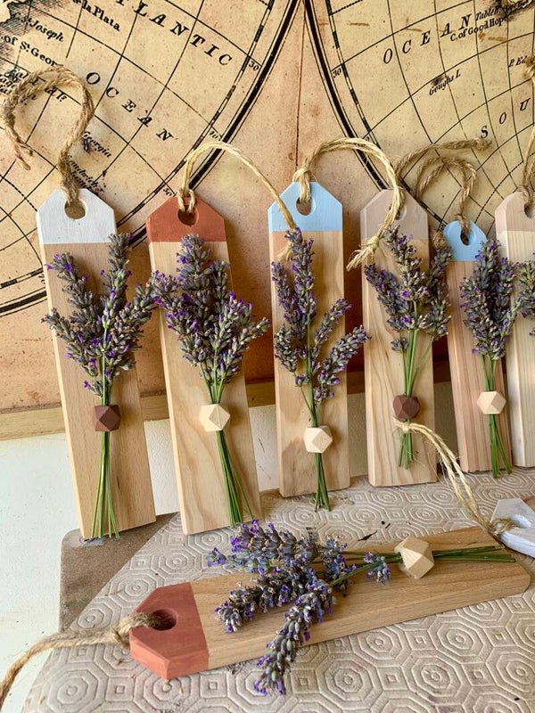 Bouquet de lavande à suspendre, sur étiquette tag en bois