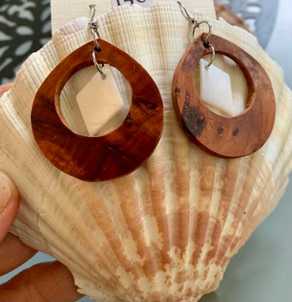 Boucles d'oreilles en bois "loupe de thuya" et nacre