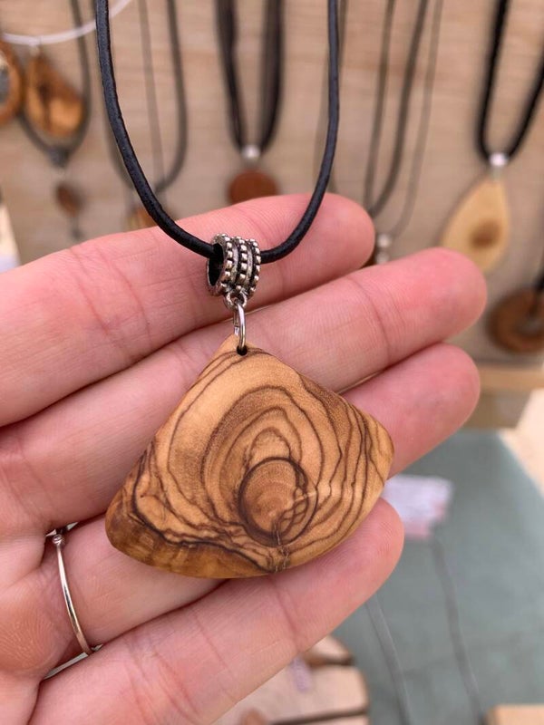Colliers avec pendentif en bois d'olivier