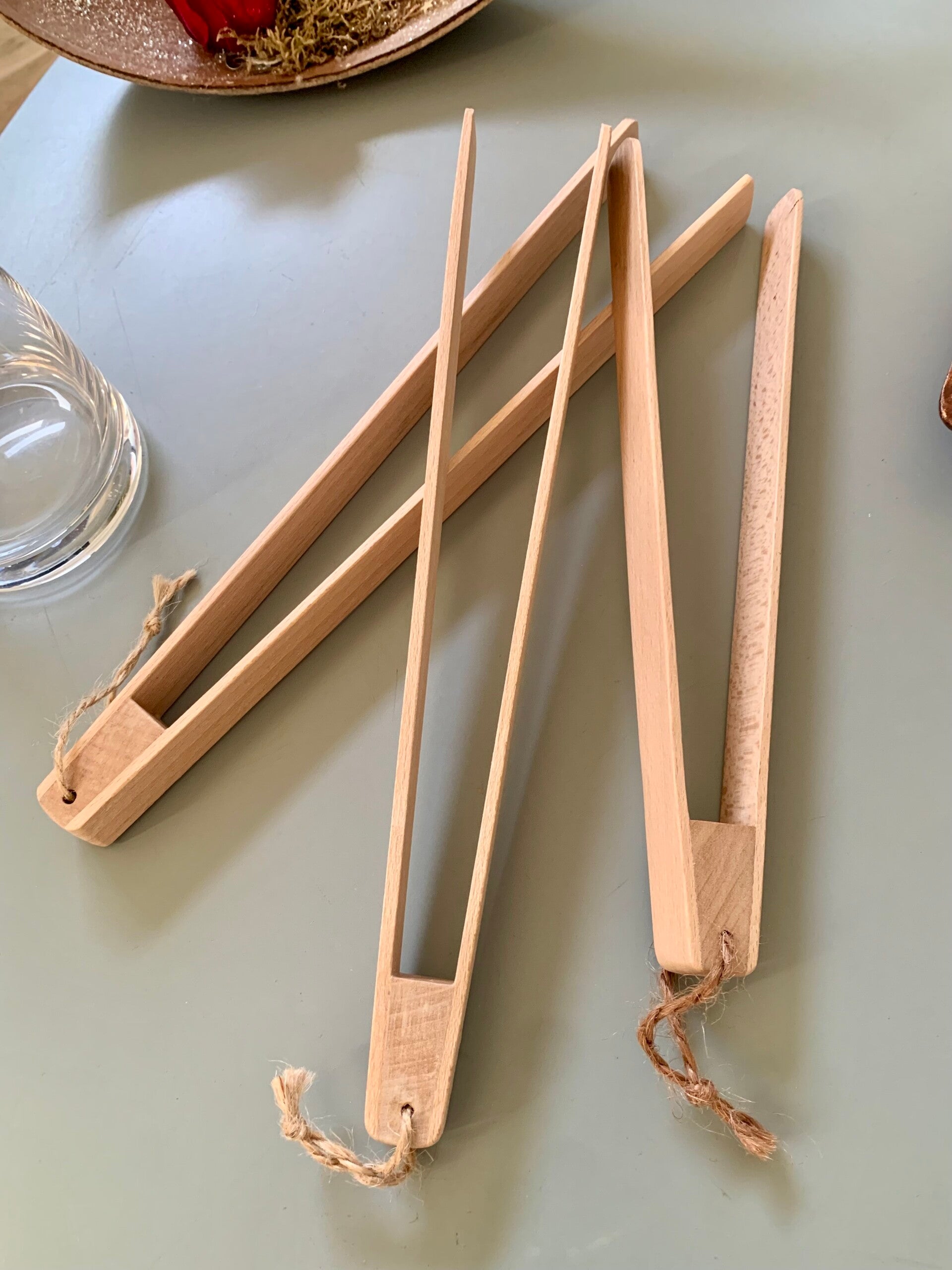 Pince à aliments en hêtre recyclé