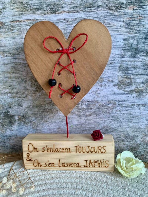Cadeau st Valentin personnalisé, coeur sur socle en bois avec prénoms