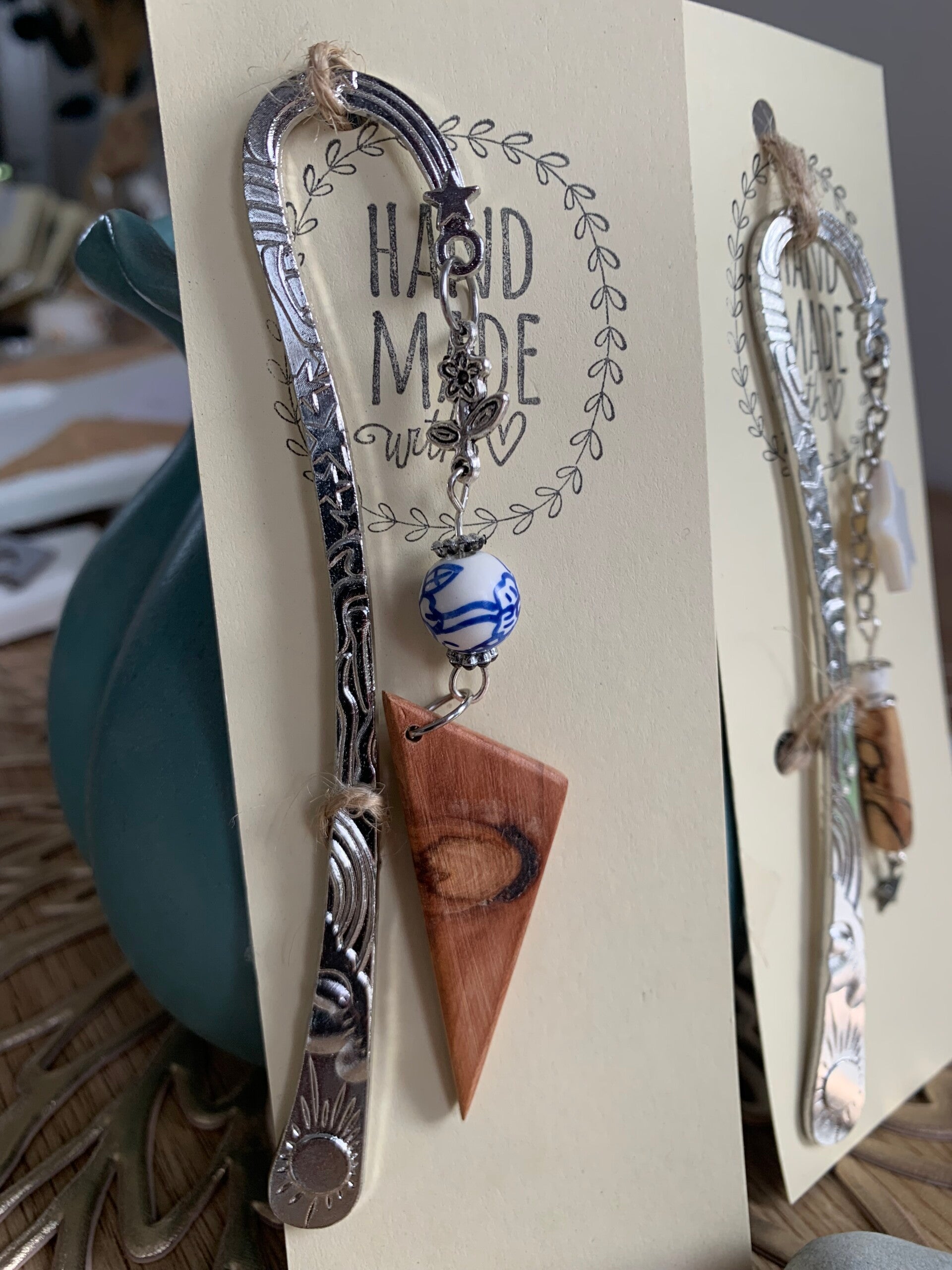 Bijoux de livre avec breloque en bois de séquoia