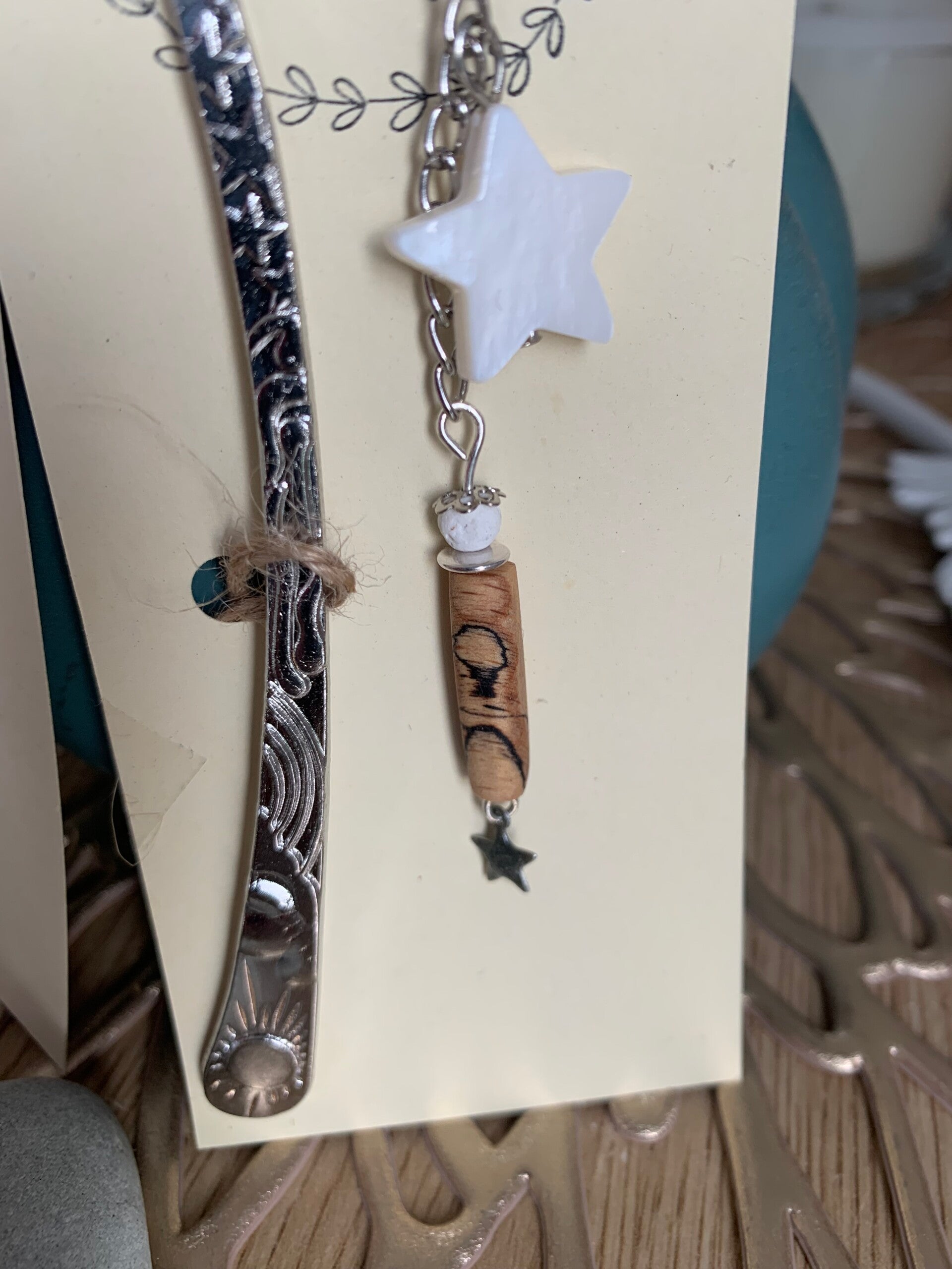 Bijoux de livre avec breloque en bois de hêtre échauffé