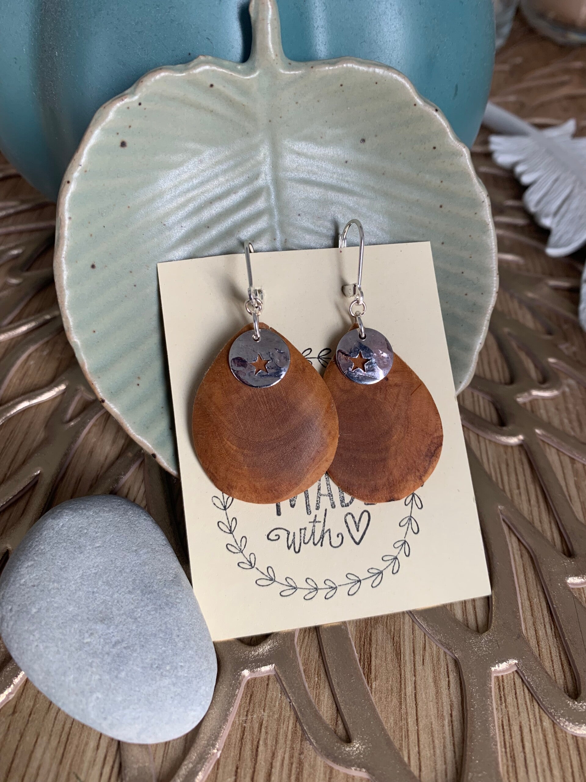 Boucles d'oreilles pendantes en bois d'olivier et sequins