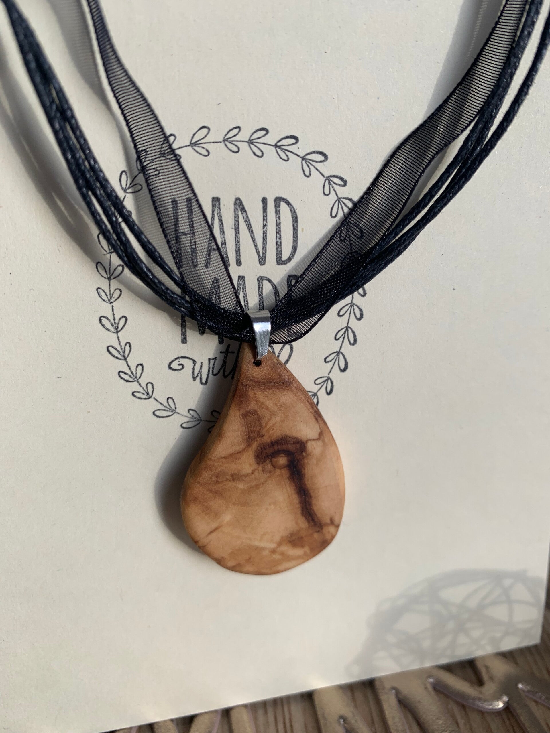 Collier fantaisie tulle et pendentif  bois d'olivier