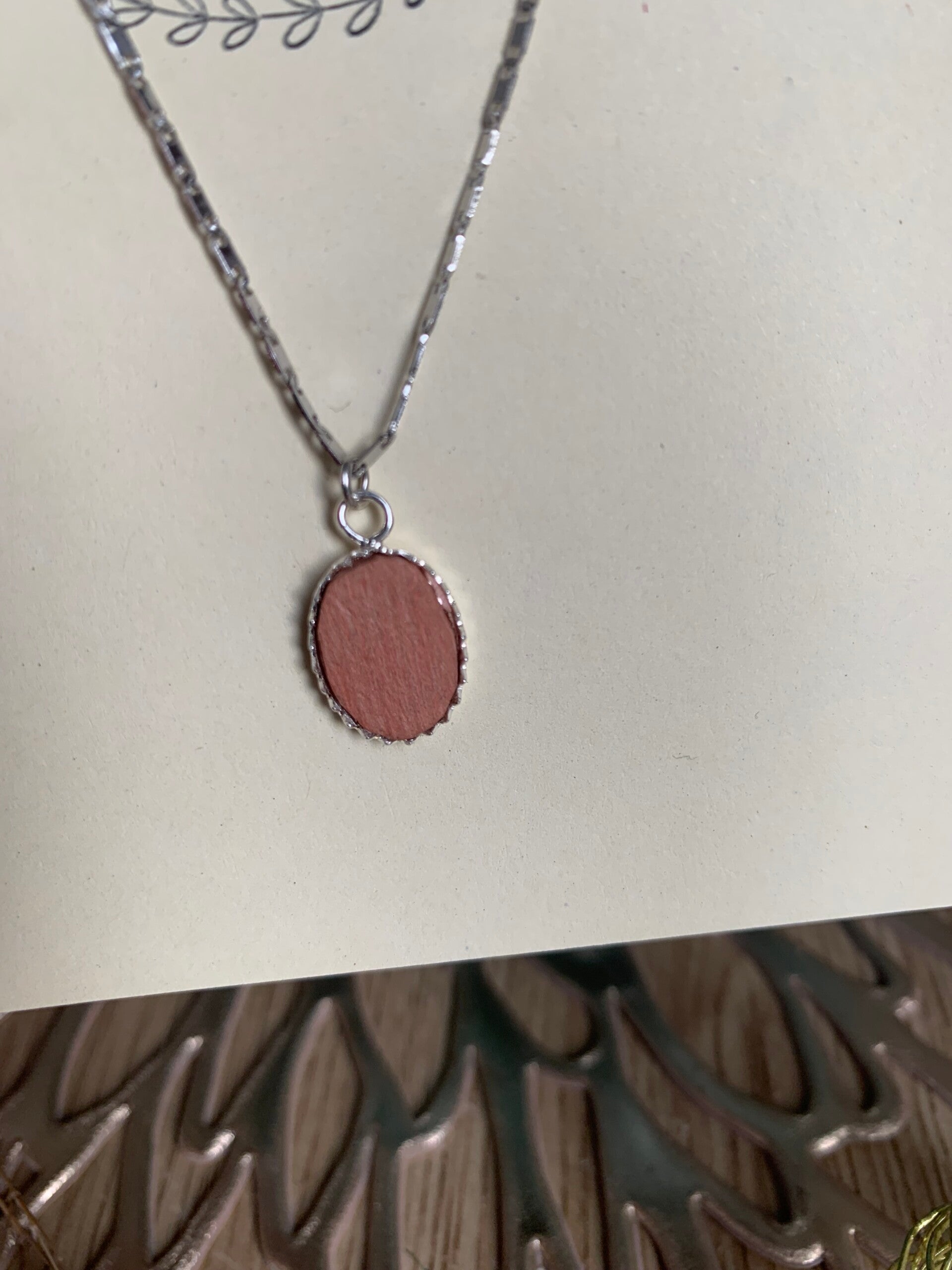 Collier avec pendentif en bois de séquoia