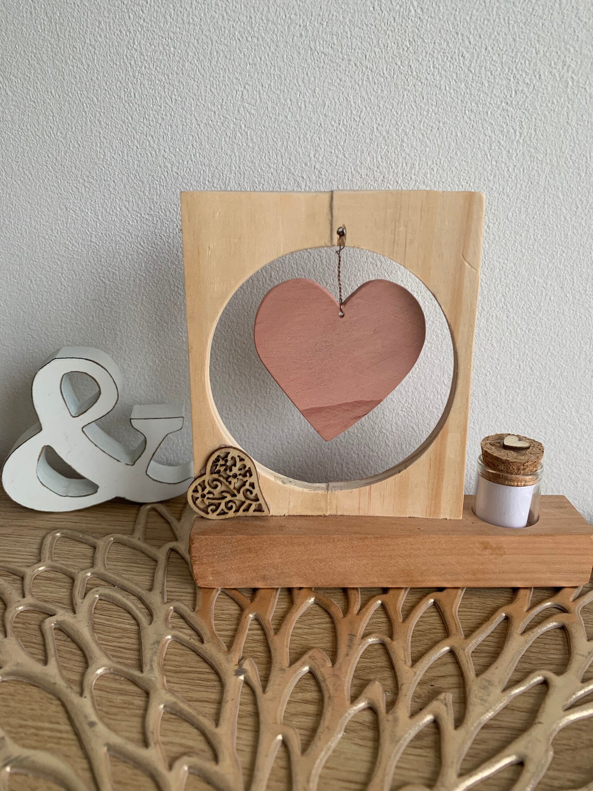 Décoration en bois avec coeur suspendu