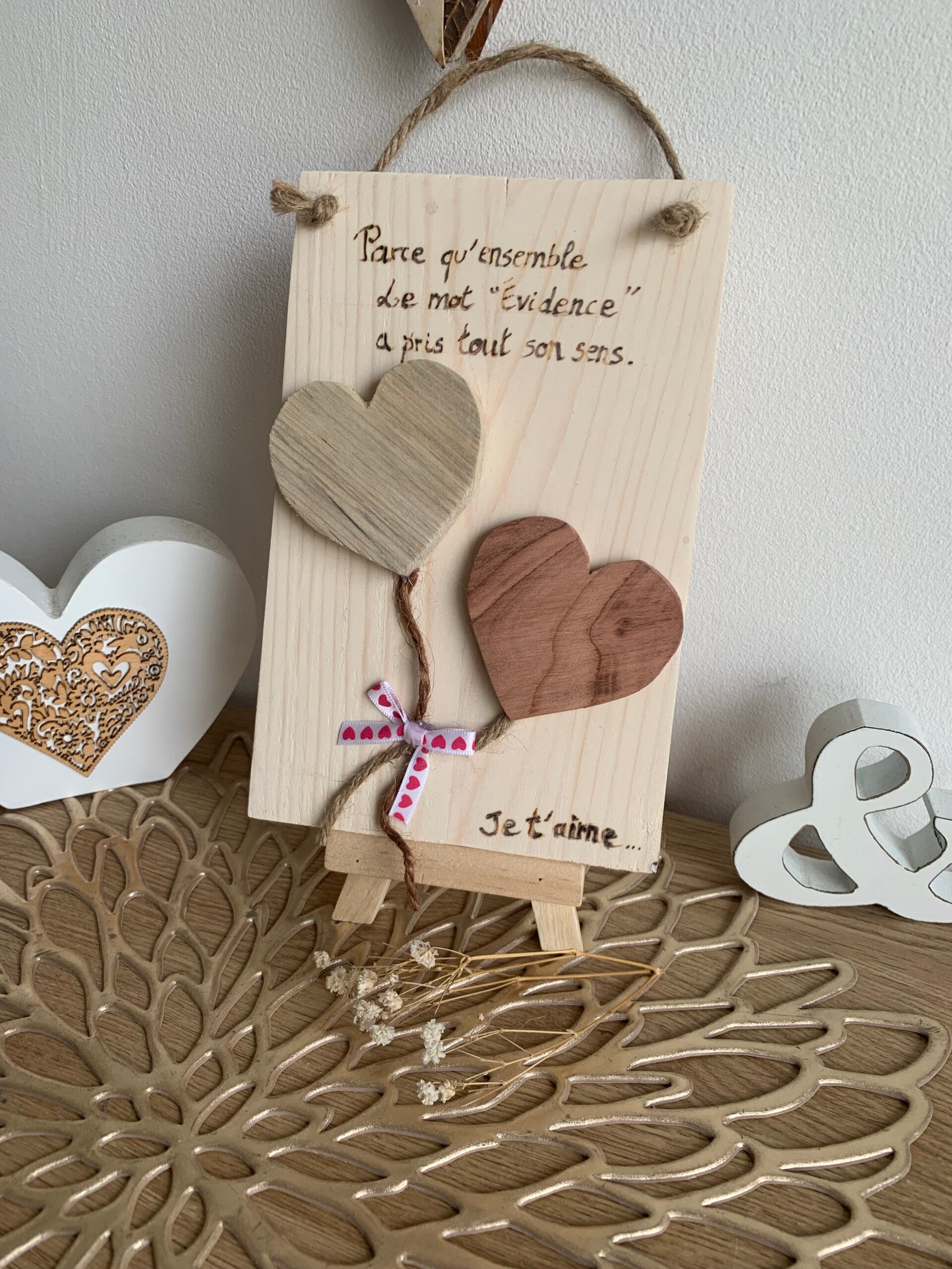 Cadre coeurs en bois et citation "amour"