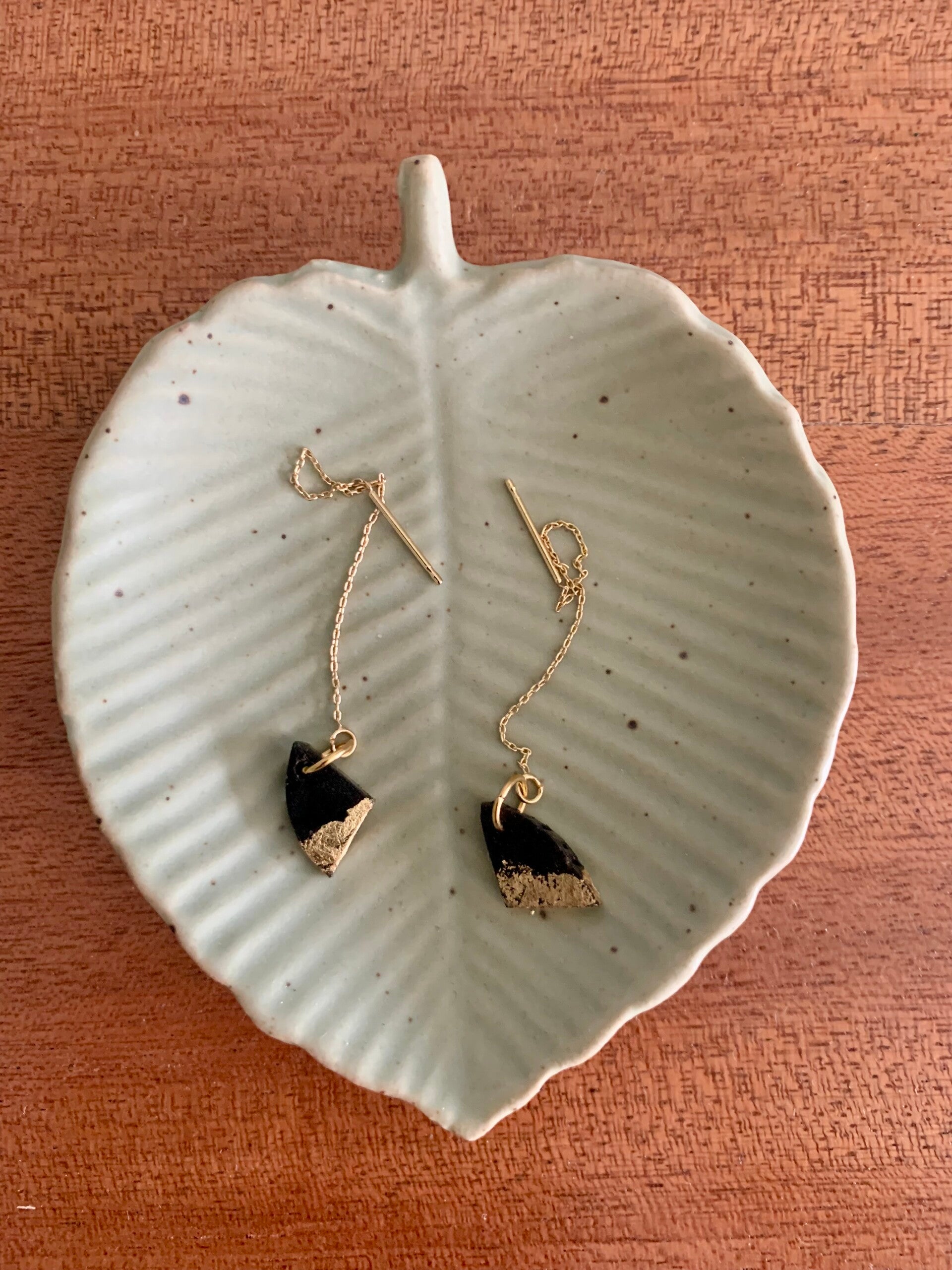 Boucles d'oreilles traversantes en bois d'ébène et feuille d'or