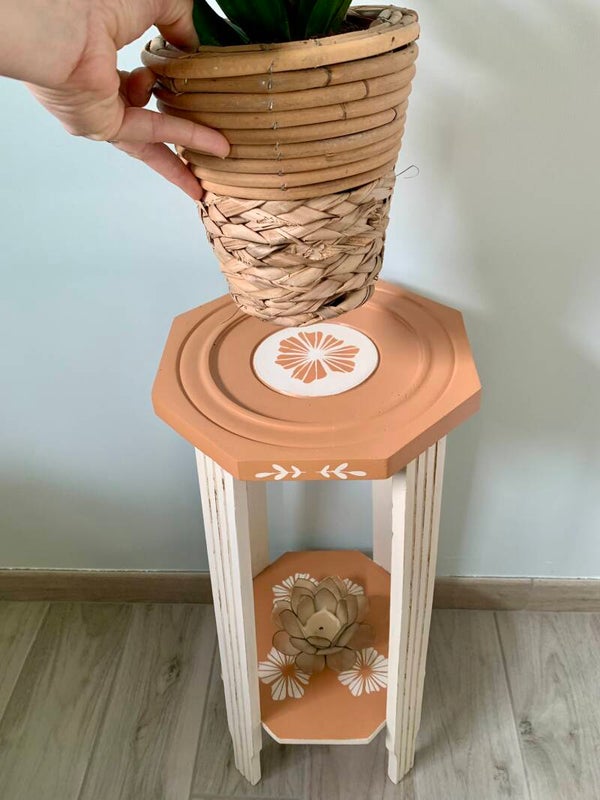 Sellette vintage en bois revisitée blanche et poterie pochoirs fleurs