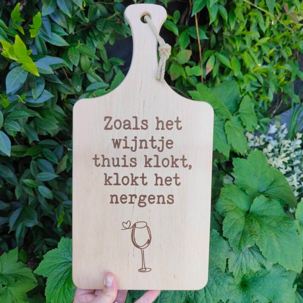 Borrelplank met handvat - Zoals het wijntje thuis klokt - 36x18 cm