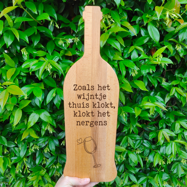 Borrelplank met handvat - Beuken - Zoals het wijntje thuis klokt - 47x15 cm