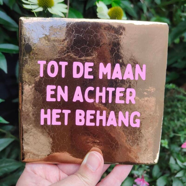 Tegeltje - Tot de maan en achter het behang