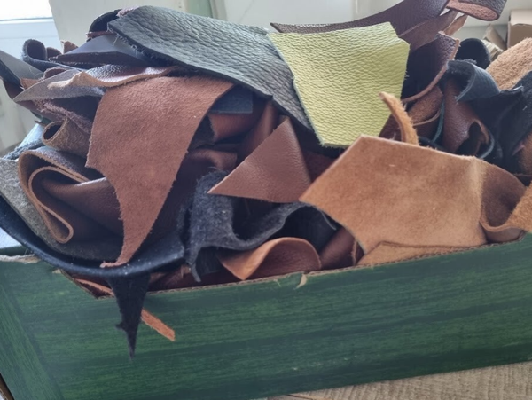 5kg ādu mix - Radošā kaste ar maziem atgriezumiem dažādos toņos