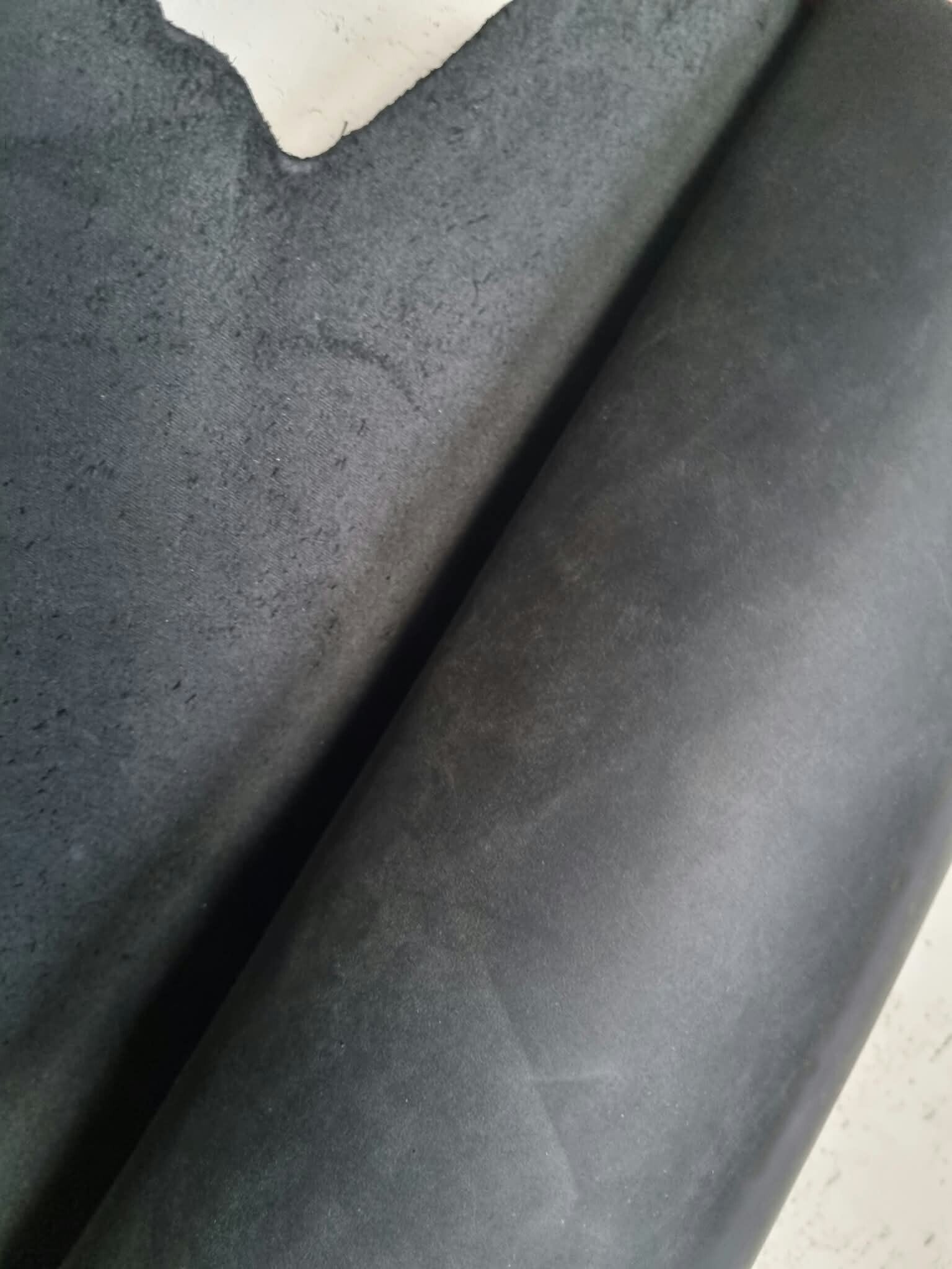 Liellopa āda - amatniecības āda -2 mm Bieza un stingra gludāda, labi tur formu - 1 gb 80 x 80 cm