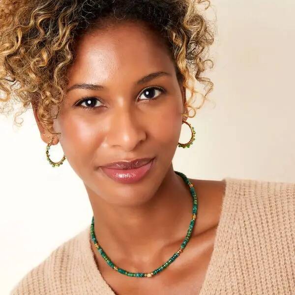 Collier avec petites pierres colorées