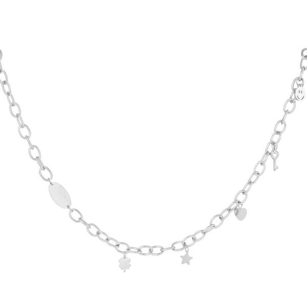 Collier avec breloques