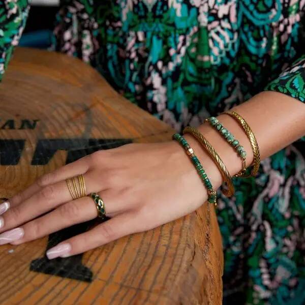 Gros bracelet avec des pierres