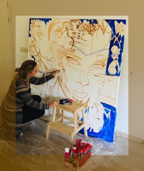 Lady is painting abstract and modern ART. Artist Amber Houweling from Utrecht. Gallery Domcityart_modern art | First drawing on canvas painting on the wall Colorful Beauty
