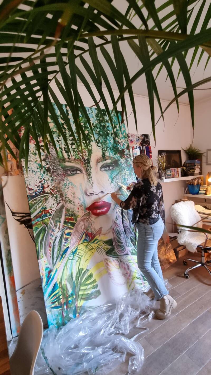 Expressief modern vrouwenportret met bloemen en textuur in verf, hedendaagse schilderkunst van Amber Houweling DomCityArt Utrecht, uniek schilderij op maat voor woonkamer of interieur.