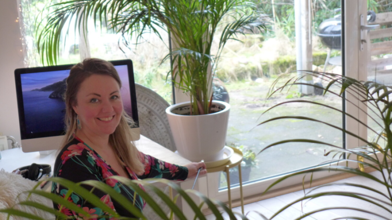 Bekende vrouwelijke kunstenaar Amber Houweling, Hedendaagse kunst. Kunst Galerie Utrecht online DOMCITYART. Schrijf je in! ART NEWS. Moderne abstracte kunst, schilderijen, digitale moderne kunstwerken, Wanddecoratie, schilderij