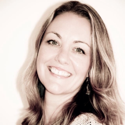 Kunstenaar Amber Houweling Domcityart  Utrecht  een portret foto. Ze maakt moderne schilder kunst en digitale foto art