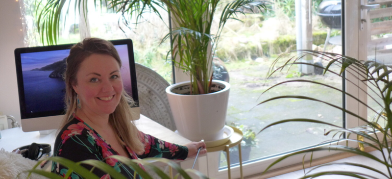 Bekende vrouwelijke kunstenaar Amber Houweling, Hedendaagse kunst. Kunst Galerie Utrecht online DOMCITYART. Schrijf je in! ART NEWS. Moderne abstracte kunst, schilderijen, digitale moderne kunstwerken, Wanddecoratie, schilderij