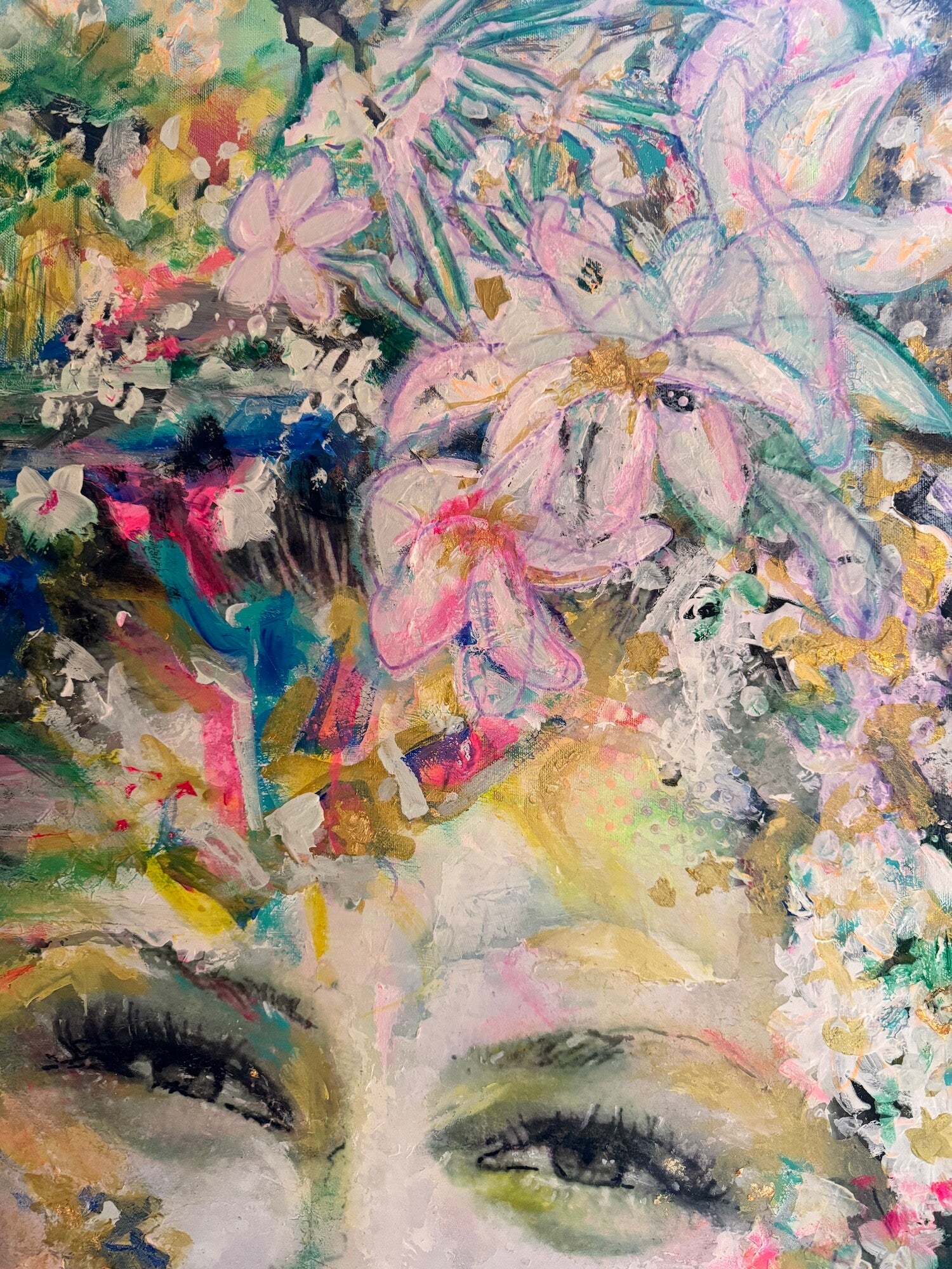 Modern moeder-kind schilderij in zachte beige- en goudtinten, handgeschilderd door kunstenaar Amber Houweling (DomcityART). Intiem moment tussen moeder en baby, met zachte lijnen en warme gloed — perfect voor designinterieurs, cadeau voor jonge ouders of 