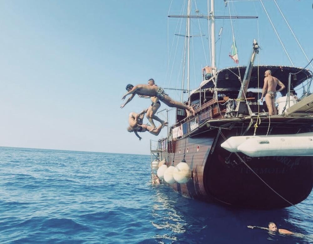 sosta-bagno-acque-cristalline-tremiti-vacanza-in-barca