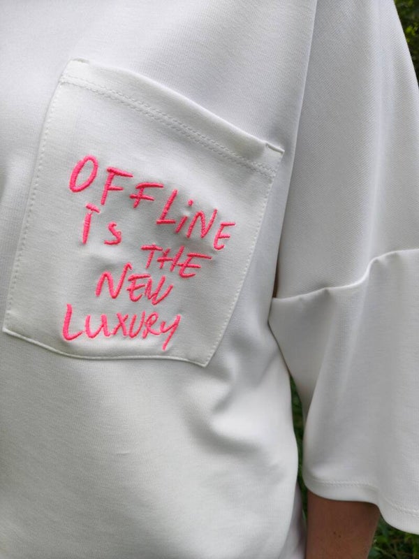 Dames modal shirt ‘Offline is the new luxury' wit