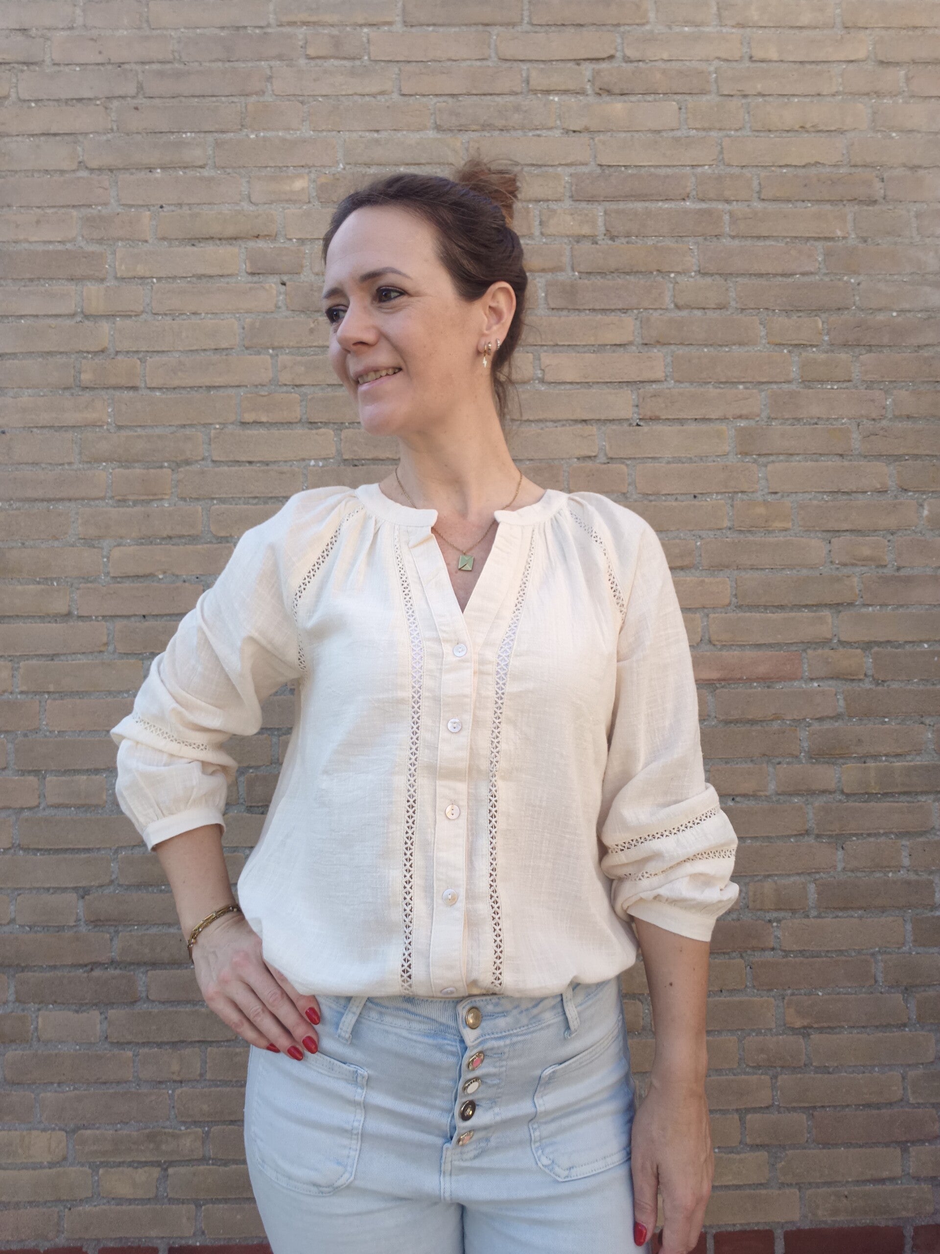 Damesblouse met mooie details beige
