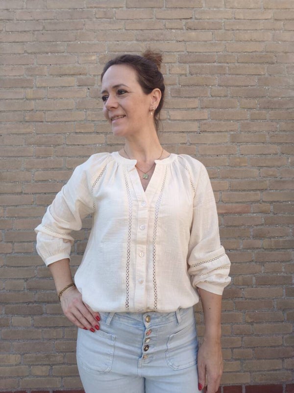 Damesblouse met mooie details beige