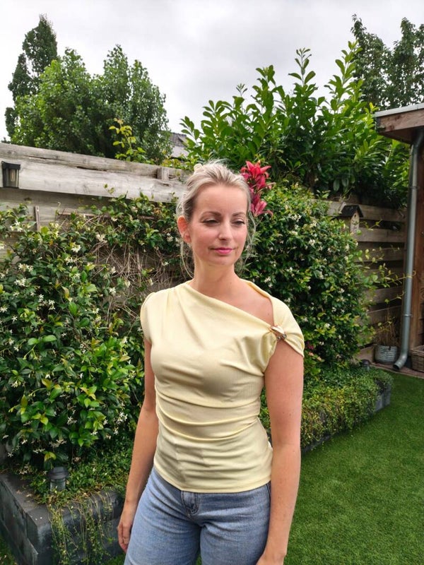 Rib top met asymmetrische boothals geel