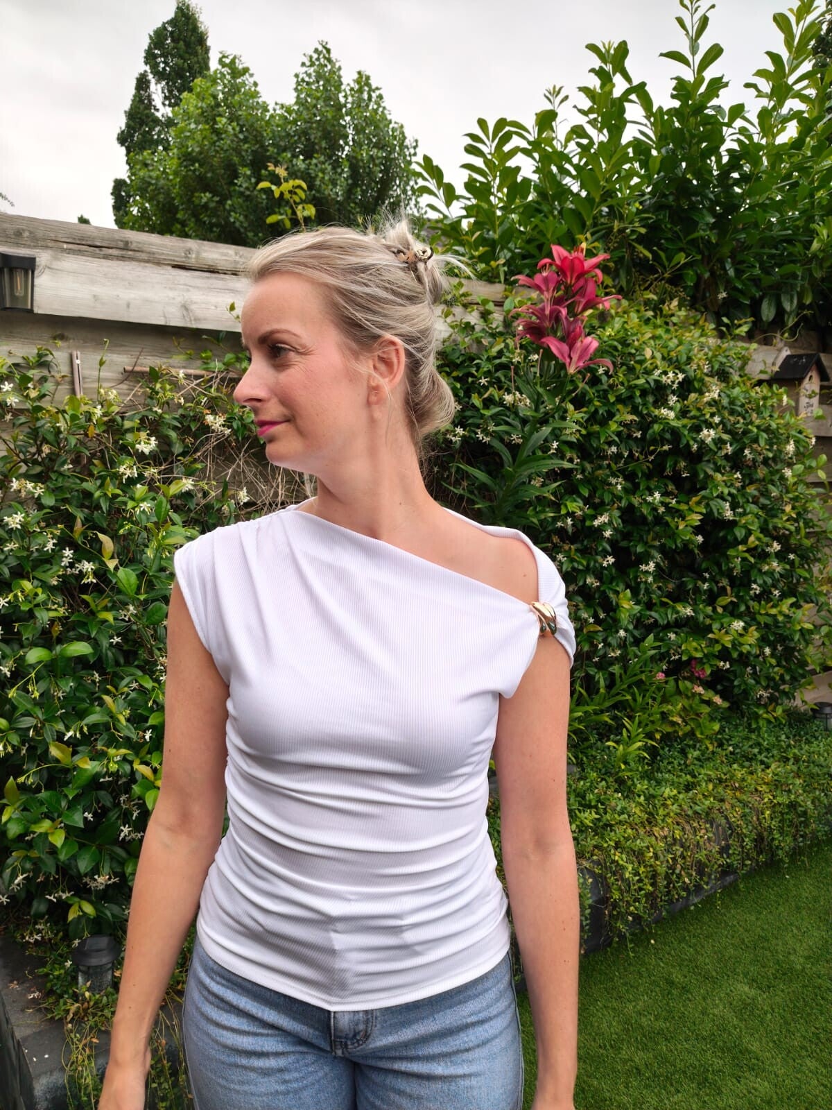 Rib top met asymmetrische boothals wit
