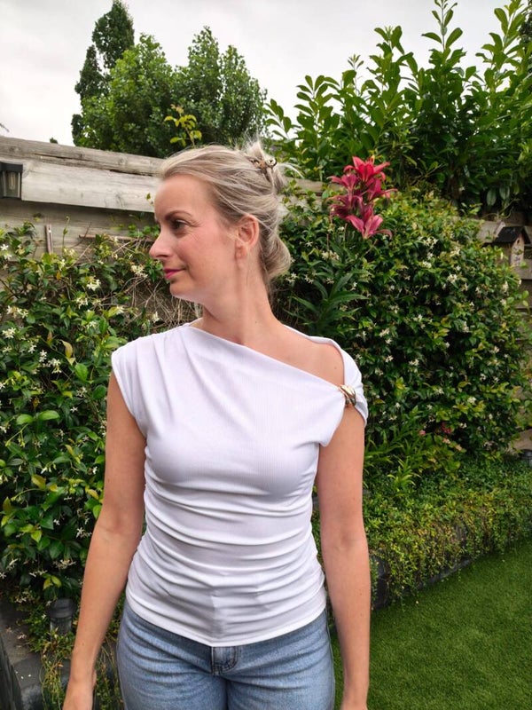 Rib top met asymmetrische boothals wit